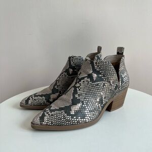 Universal Thread Gray Snakeskin Ankle Booties